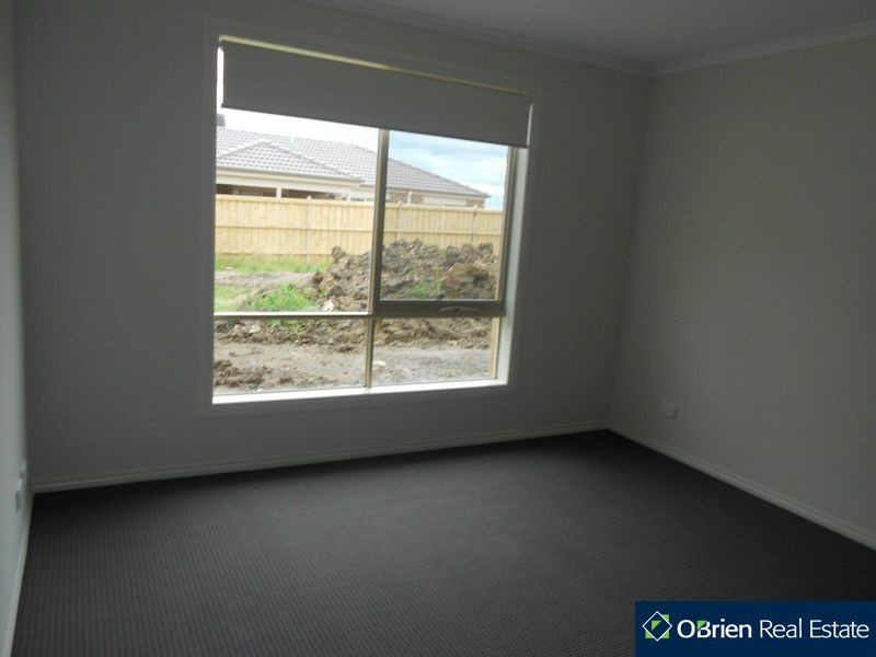 54 Linden Tree Way, Cranbourne North VIC 3977
