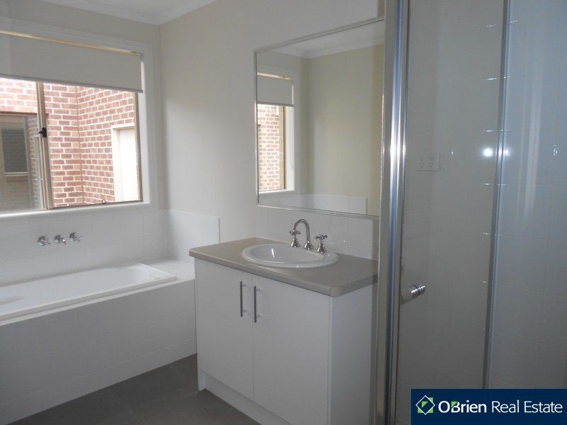 54 Linden Tree Way, Cranbourne North VIC 3977