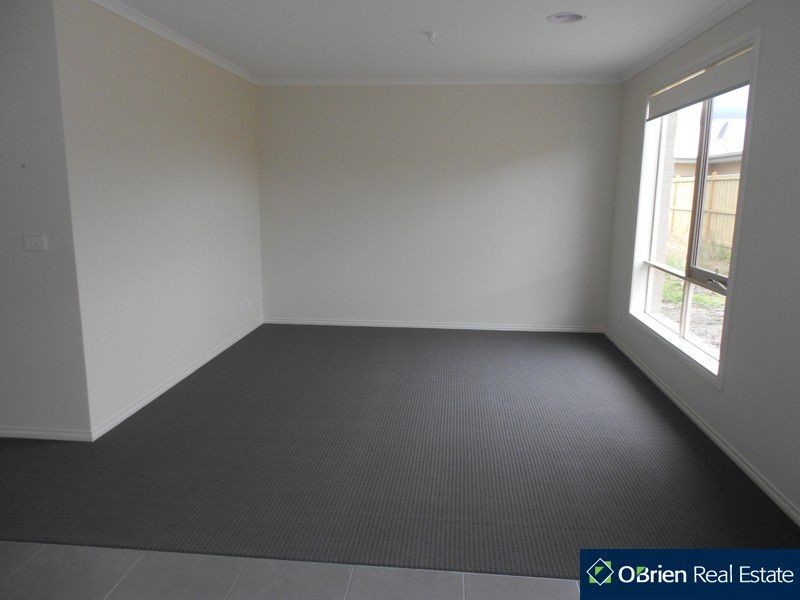 54 Linden Tree Way, Cranbourne North VIC 3977