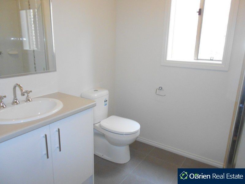 54 Linden Tree Way, Cranbourne North VIC 3977