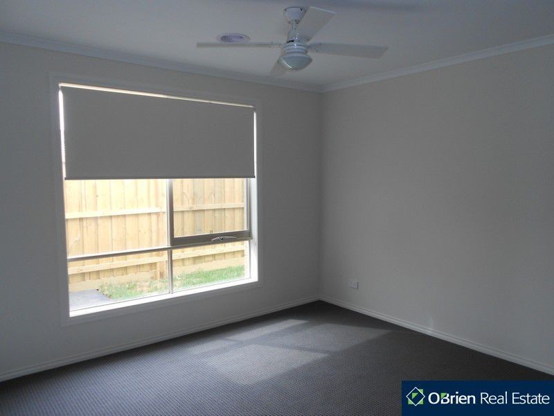 54 Linden Tree Way, Cranbourne North VIC 3977