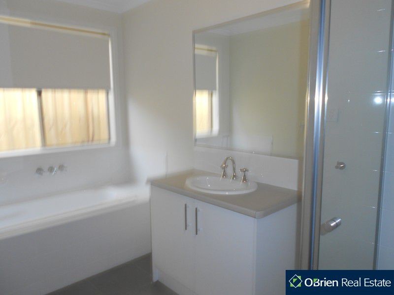 54 Linden Tree Way, Cranbourne North VIC 3977