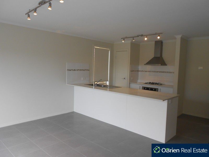 54 Linden Tree Way, Cranbourne North VIC 3977