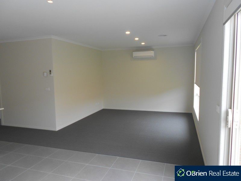 54 Linden Tree Way, Cranbourne North VIC 3977