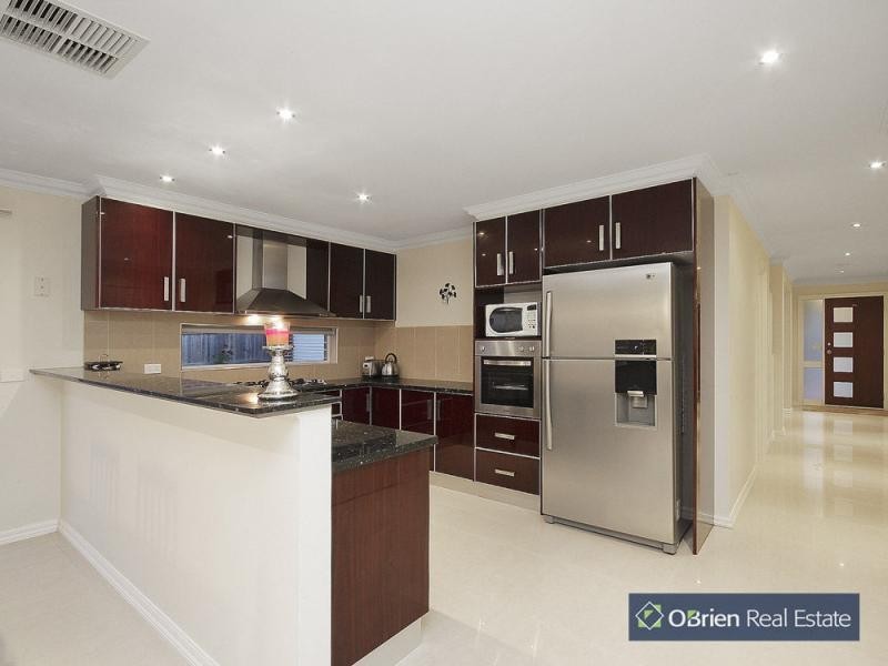 16 Tenterfield Drive, Narre Warren South VIC 3805