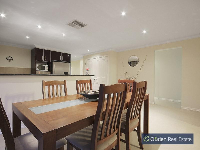 16 Tenterfield Drive, Narre Warren South VIC 3805