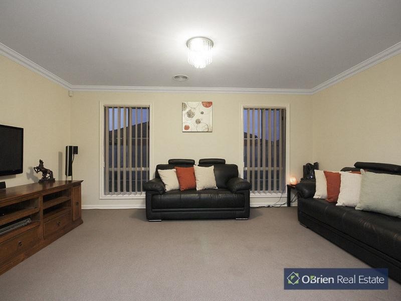 16 Tenterfield Drive, Narre Warren South VIC 3805