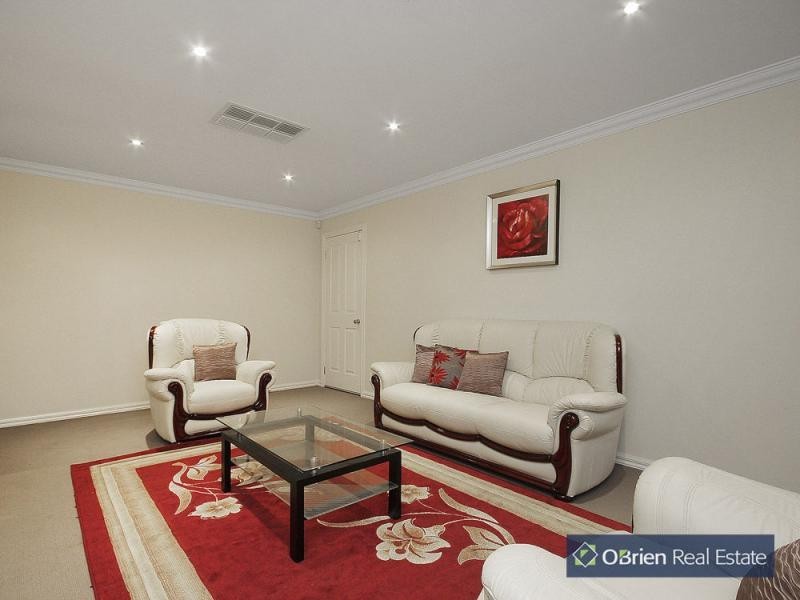 16 Tenterfield Drive, Narre Warren South VIC 3805