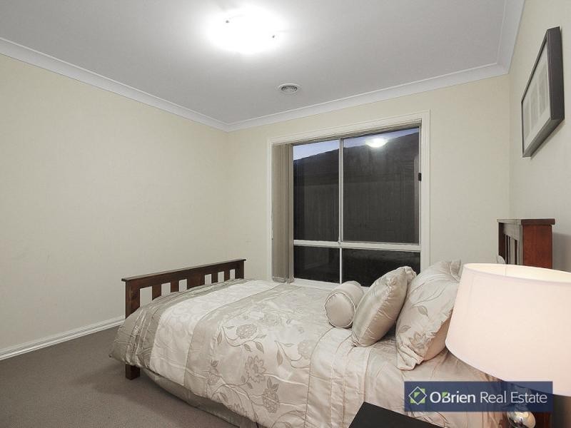 16 Tenterfield Drive, Narre Warren South VIC 3805
