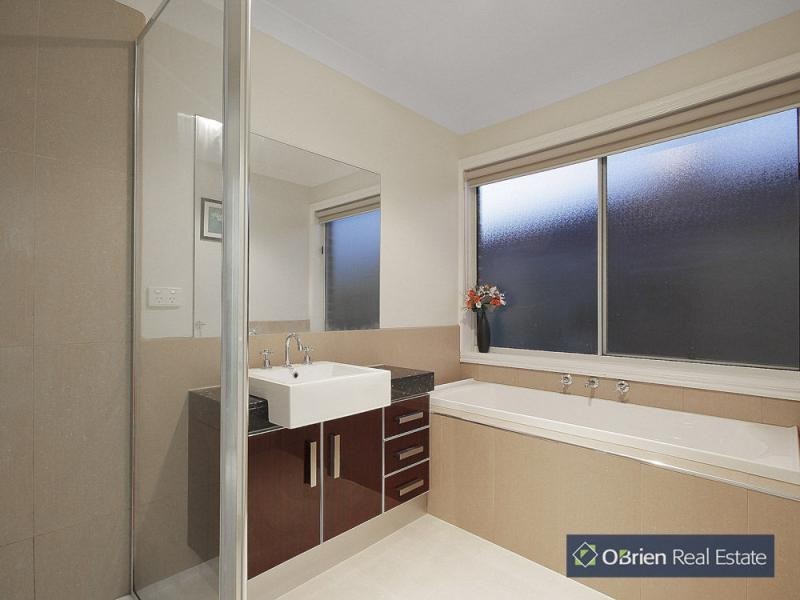 16 Tenterfield Drive, Narre Warren South VIC 3805