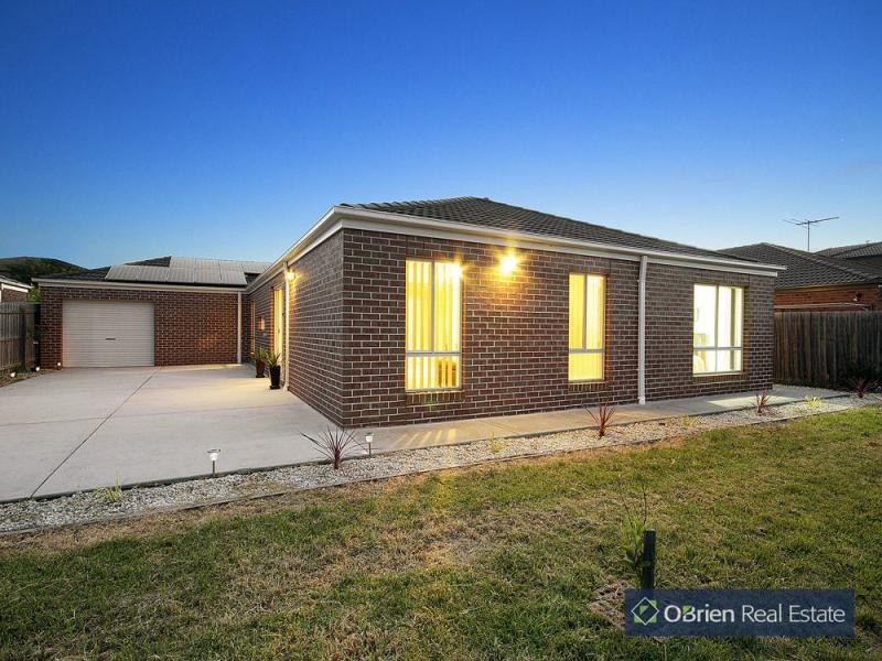 16 Tenterfield Drive, Narre Warren South VIC 3805