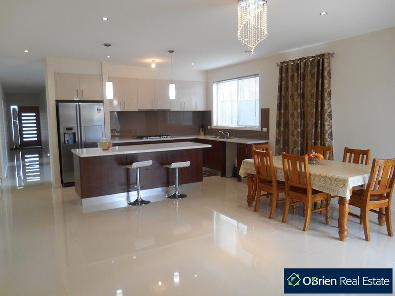 27 Hackney Circuit, Clyde North VIC 3978