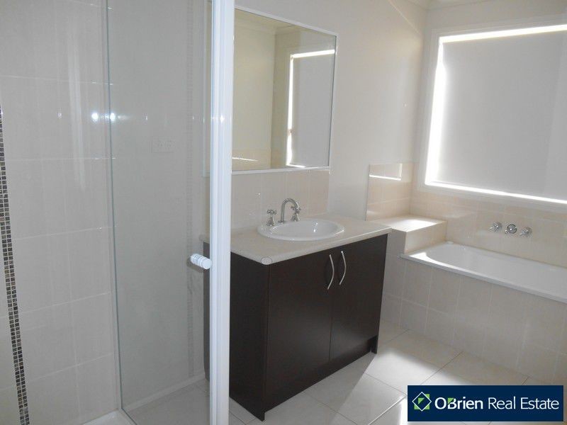 37 Mickleham Drive, Cranbourne North VIC 3977