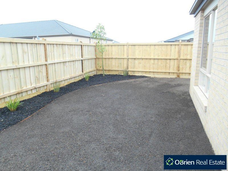37 Mickleham Drive, Cranbourne North VIC 3977