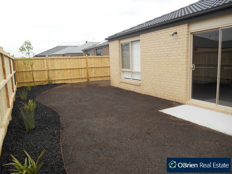 37 Mickleham Drive, Cranbourne North VIC 3977