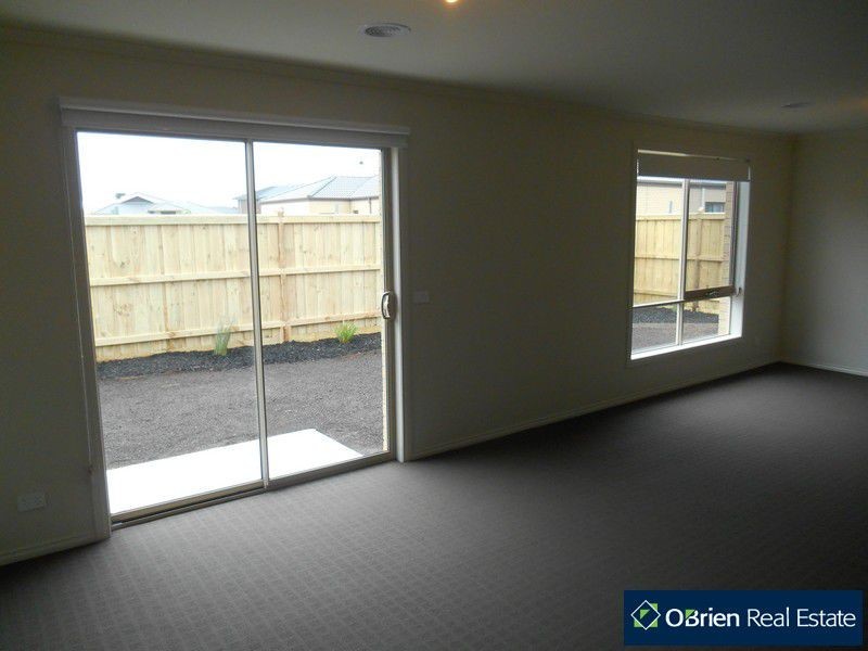 37 Mickleham Drive, Cranbourne North VIC 3977