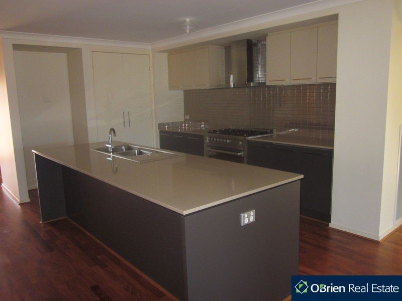 5 BEECHWOOD Drive, Lyndhurst VIC 3975