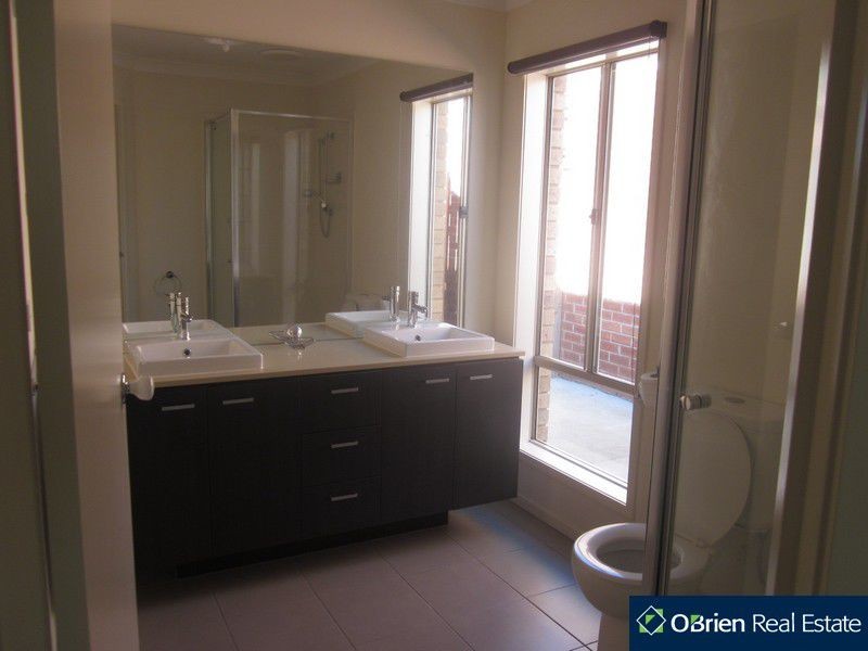 5 BEECHWOOD Drive, Lyndhurst VIC 3975