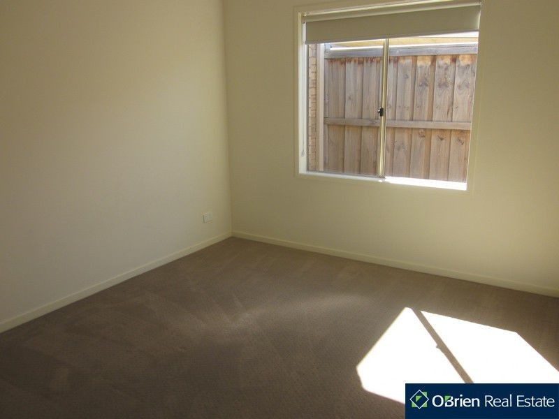 5 BEECHWOOD Drive, Lyndhurst VIC 3975