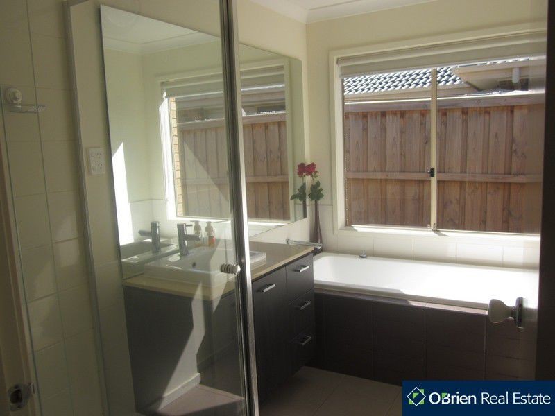 5 BEECHWOOD Drive, Lyndhurst VIC 3975