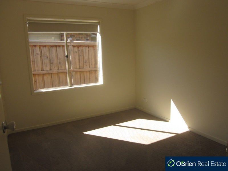 5 BEECHWOOD Drive, Lyndhurst VIC 3975