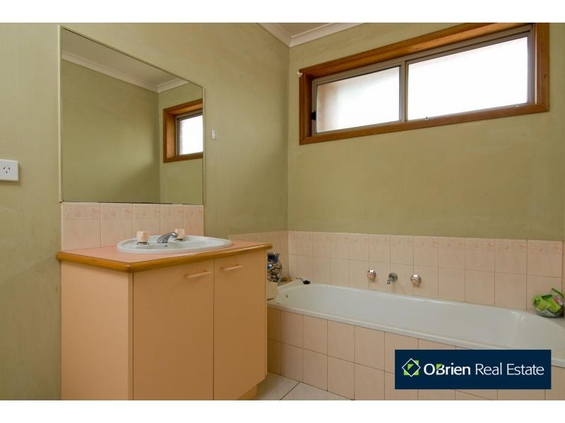 5 Crystal Gardens, Cranbourne VIC 3977