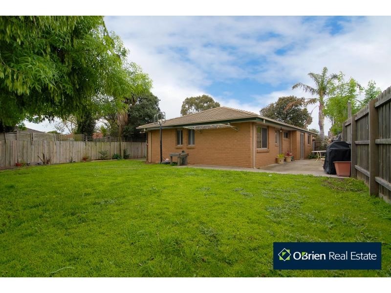 5 Crystal Gardens, Cranbourne VIC 3977