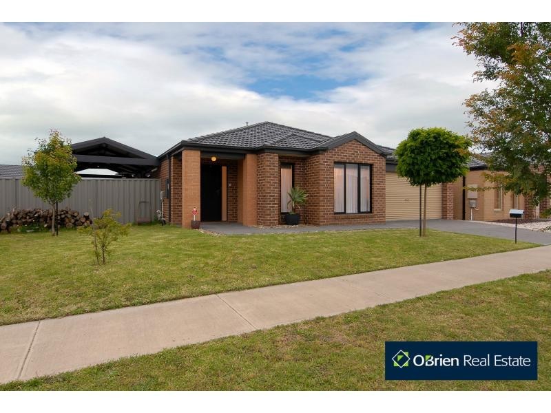 4 Aquitane Drive, Cranbourne East VIC 3977