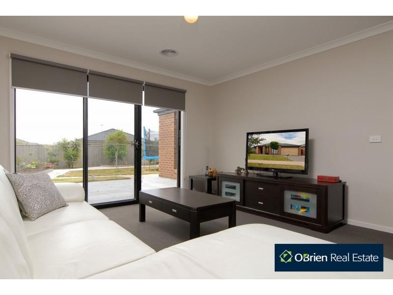 4 Aquitane Drive, Cranbourne East VIC 3977