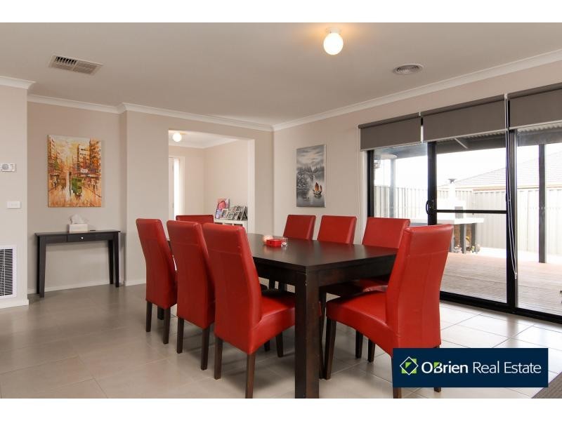 4 Aquitane Drive, Cranbourne East VIC 3977