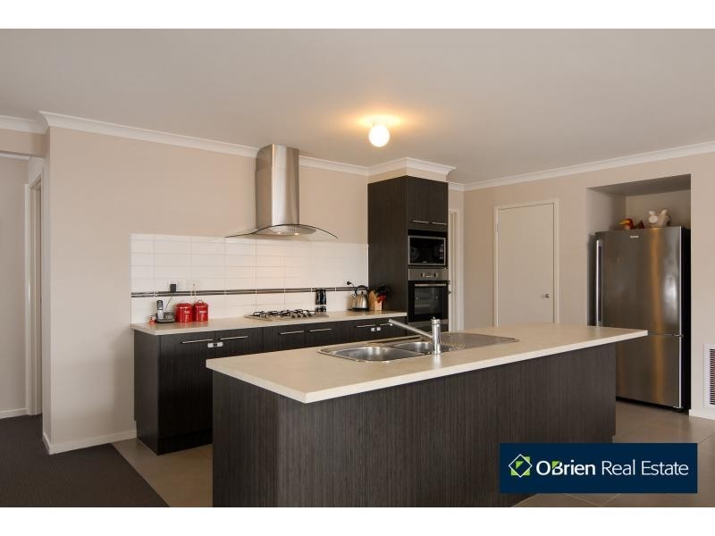 4 Aquitane Drive, Cranbourne East VIC 3977