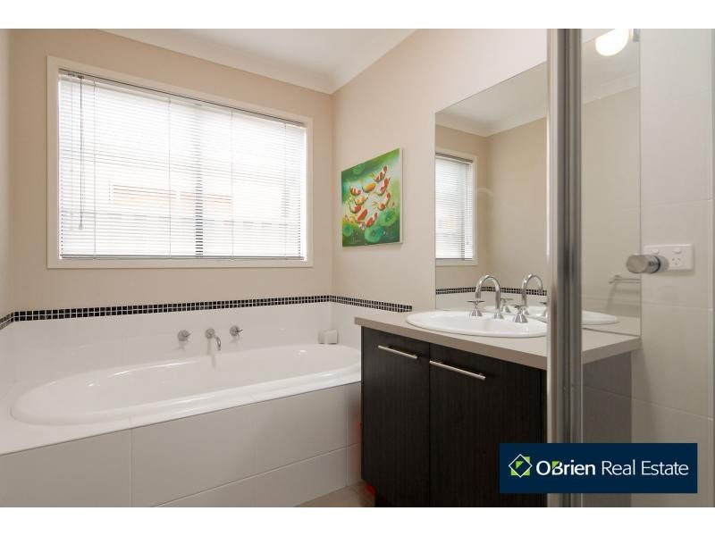 4 Aquitane Drive, Cranbourne East VIC 3977