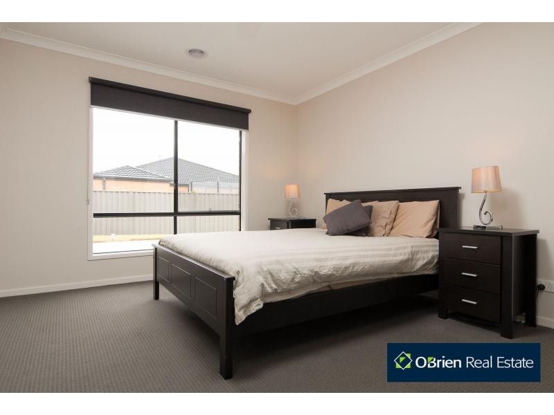 4 Aquitane Drive, Cranbourne East VIC 3977