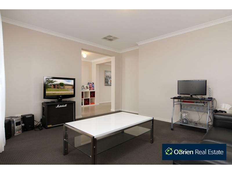 4 Aquitane Drive, Cranbourne East VIC 3977