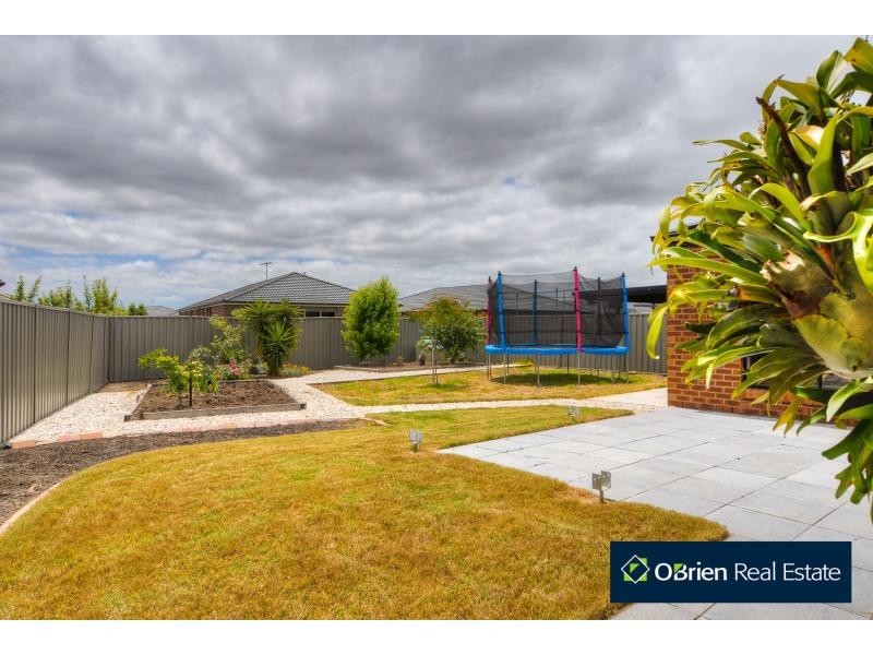 4 Aquitane Drive, Cranbourne East VIC 3977