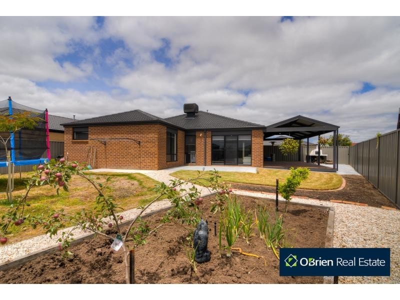 4 Aquitane Drive, Cranbourne East VIC 3977