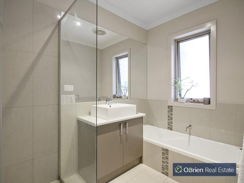 13A Outlook Drive, Berwick VIC 3806