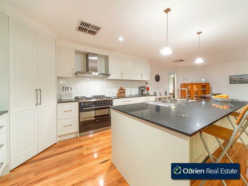 8 John Fisher Drive, Berwick VIC 3806