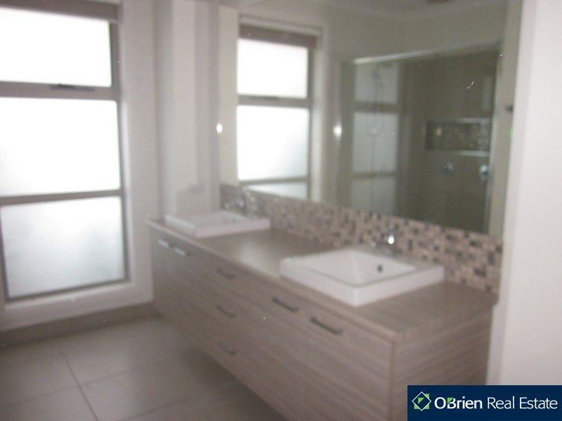 20 Villella Drive, Pakenham VIC 3810