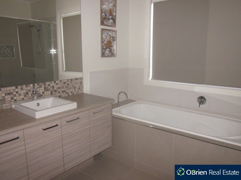 20 Villella Drive, Pakenham VIC 3810