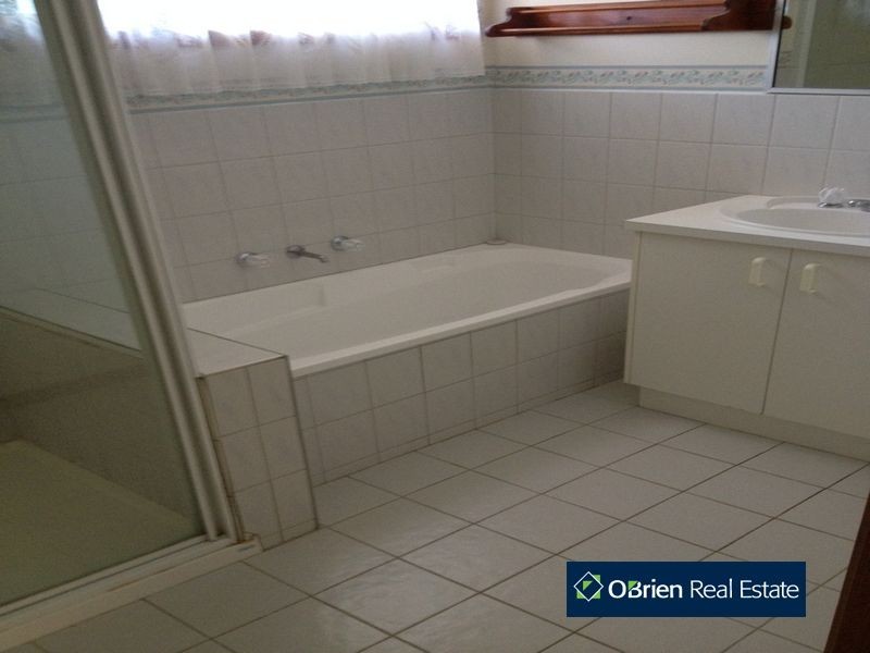 8 Magdalena Place, Berwick VIC 3806