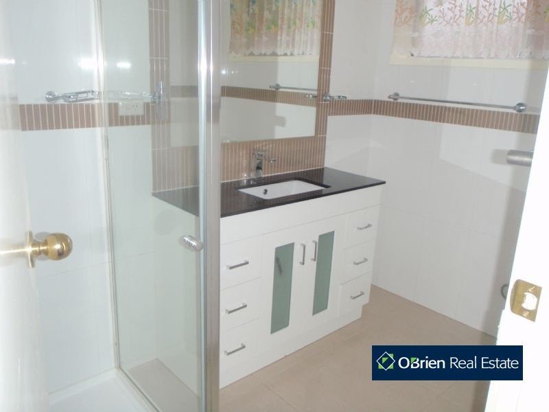 5 Oaktree Drive, Hampton Park VIC 3976