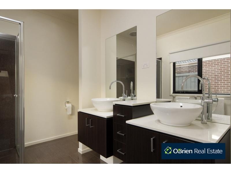 8 Beechtree Way, Cranbourne North VIC 3977