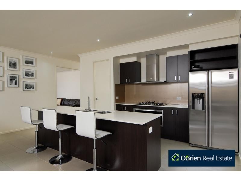 8 Beechtree Way, Cranbourne North VIC 3977