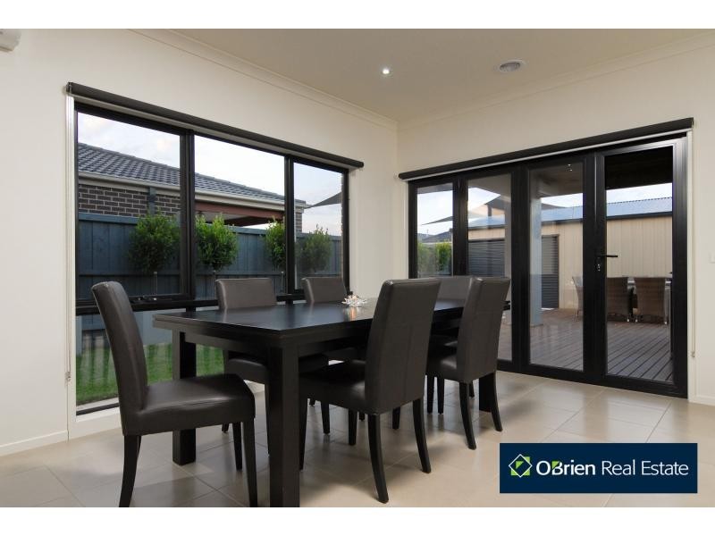 8 Beechtree Way, Cranbourne North VIC 3977