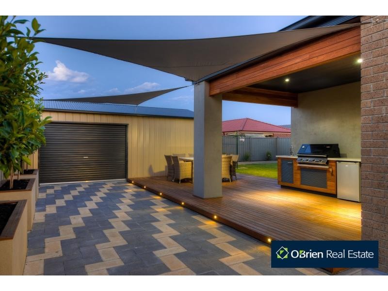 8 Beechtree Way, Cranbourne North VIC 3977