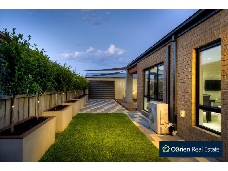 8 Beechtree Way, Cranbourne North VIC 3977