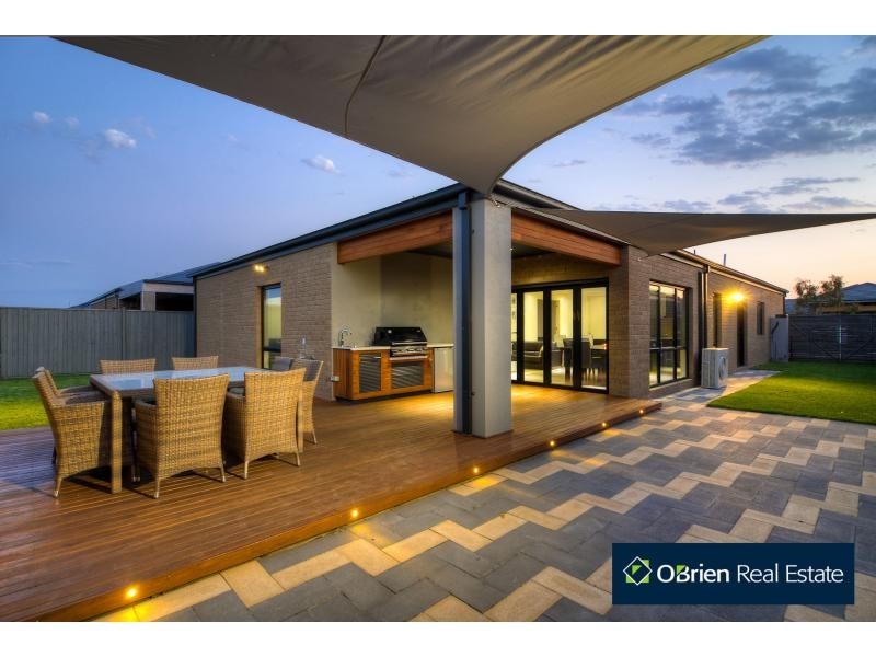 8 Beechtree Way, Cranbourne North VIC 3977