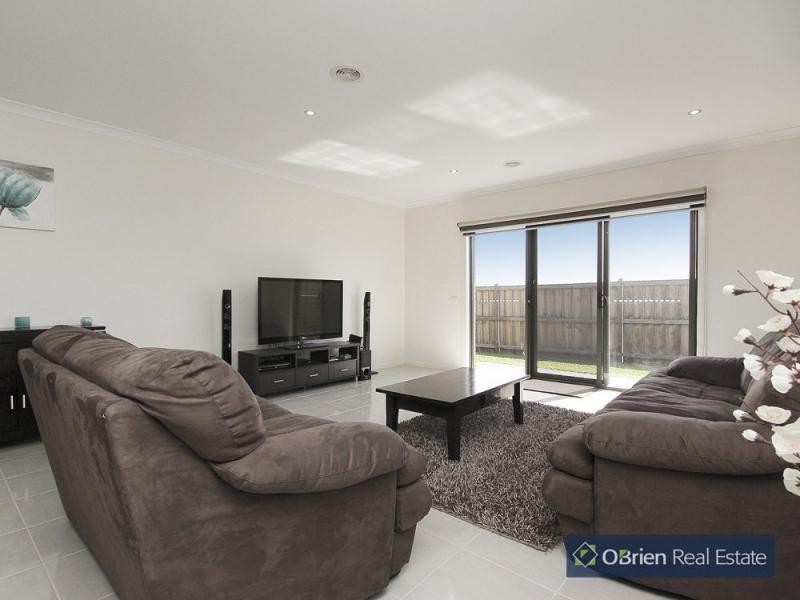 16 Alice Mary Road, Cranbourne West VIC 3977