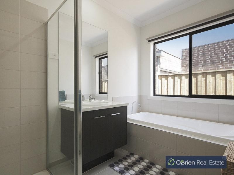 16 Alice Mary Road, Cranbourne West VIC 3977